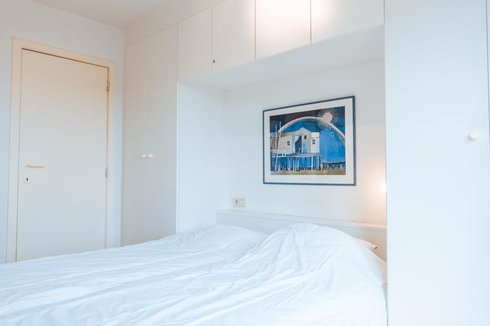 Property building, Bed, Bedroom