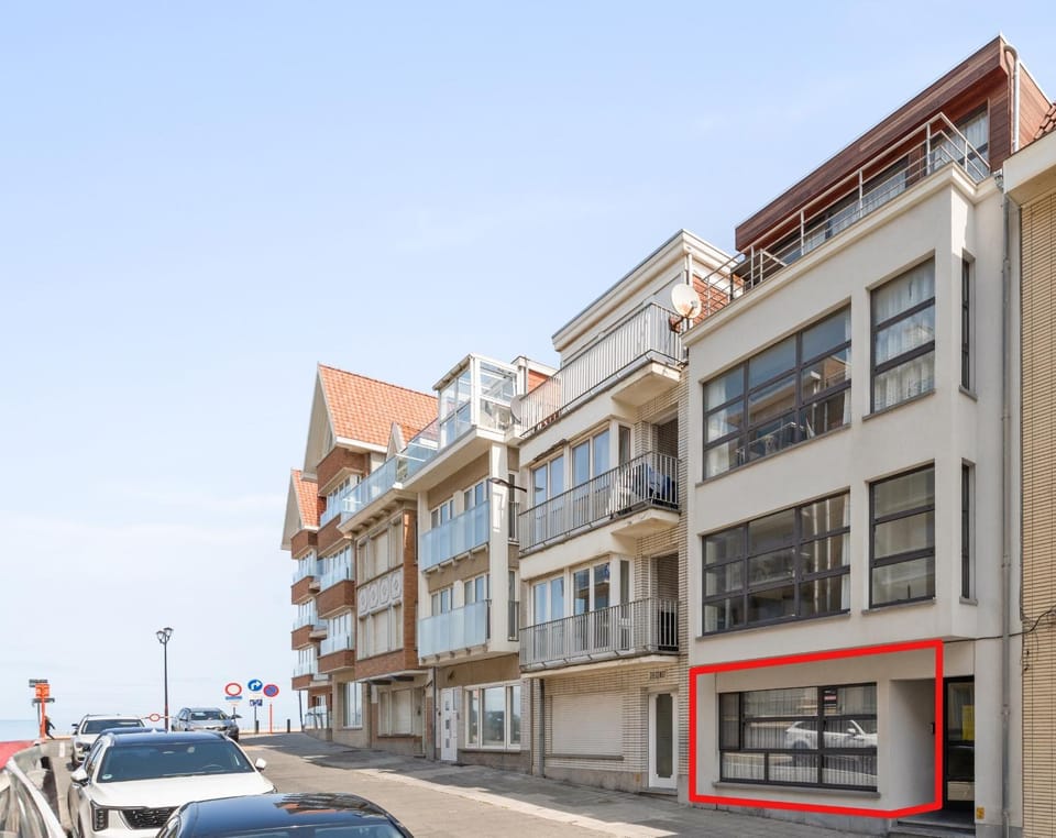 Property building, Day, Neighbourhood, City view, Location