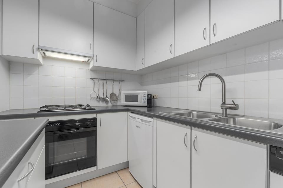 Property building, Kitchen or kitchenette, dishwasher, stove