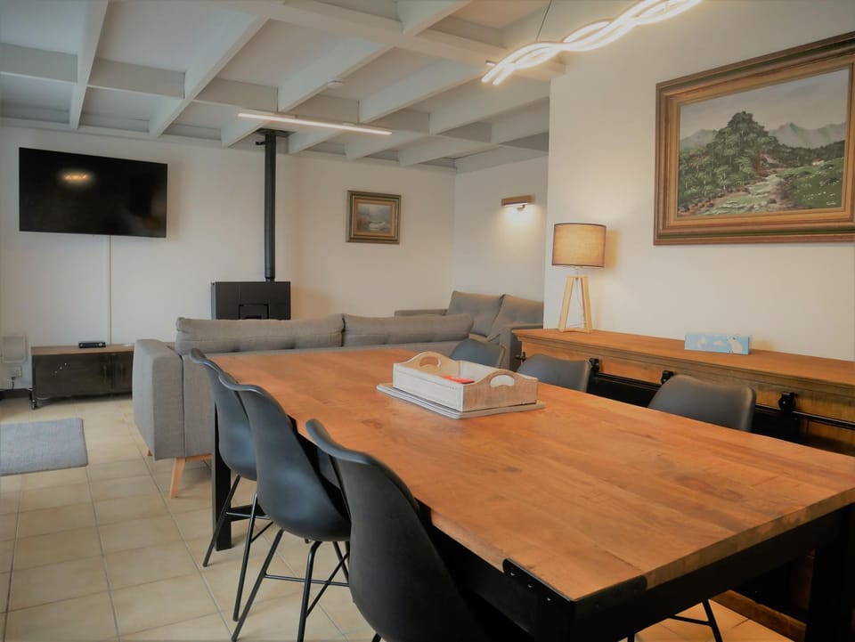 Property building, TV and multimedia, Living room, Seating area, Dining area