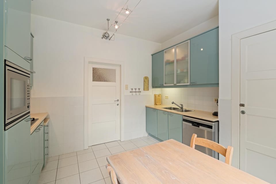 Property building, Kitchen or kitchenette, Dining area, oven, stove