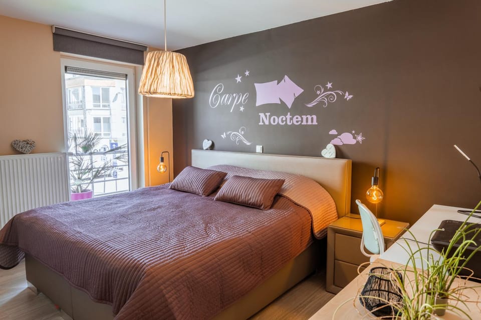 Property building, Bed, Bedroom