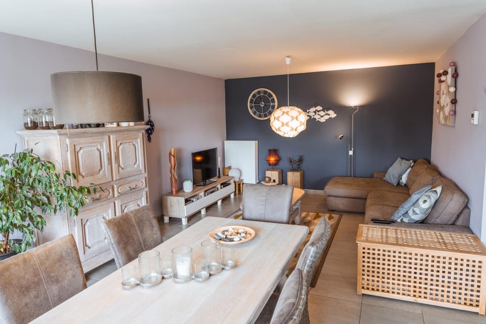 Property building, Living room, Seating area, Dining area