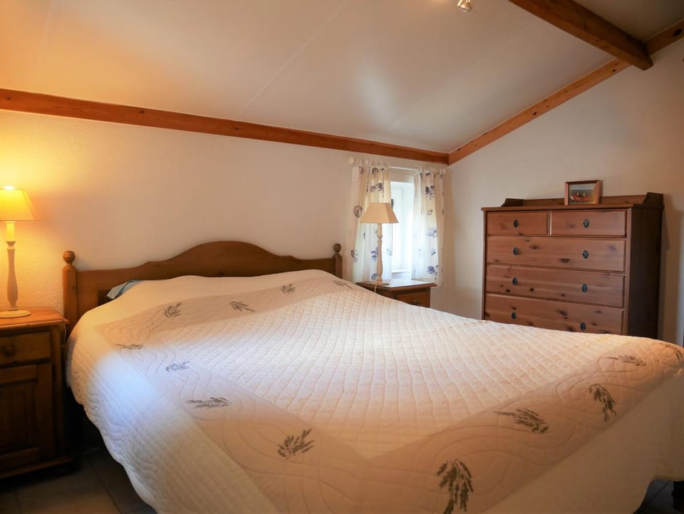 Property building, Bed, Bedroom