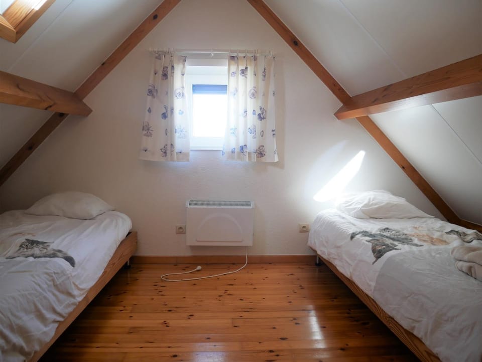 Property building, Bed, Bedroom