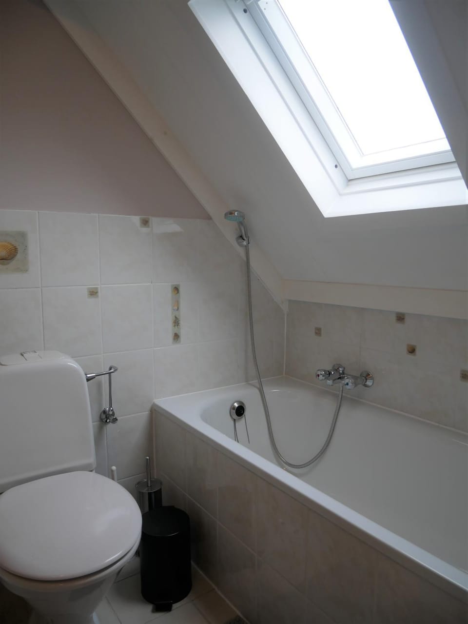 Toilet, Property building, Bathroom, Bath