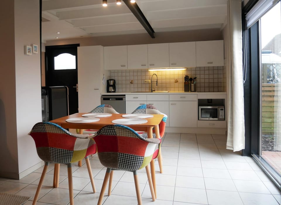 Property building, Kitchen or kitchenette, Dining area, dishwasher, oven, stove