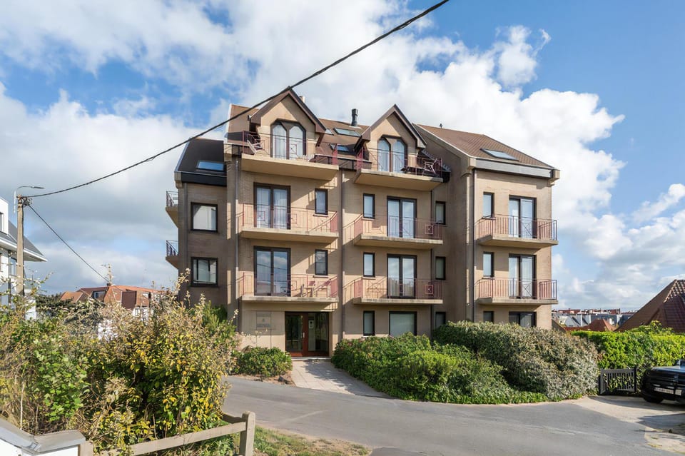 Property building, Day, Neighbourhood, Location