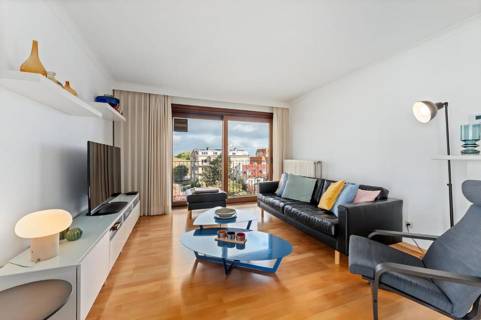 Property building, TV and multimedia, Living room, Seating area