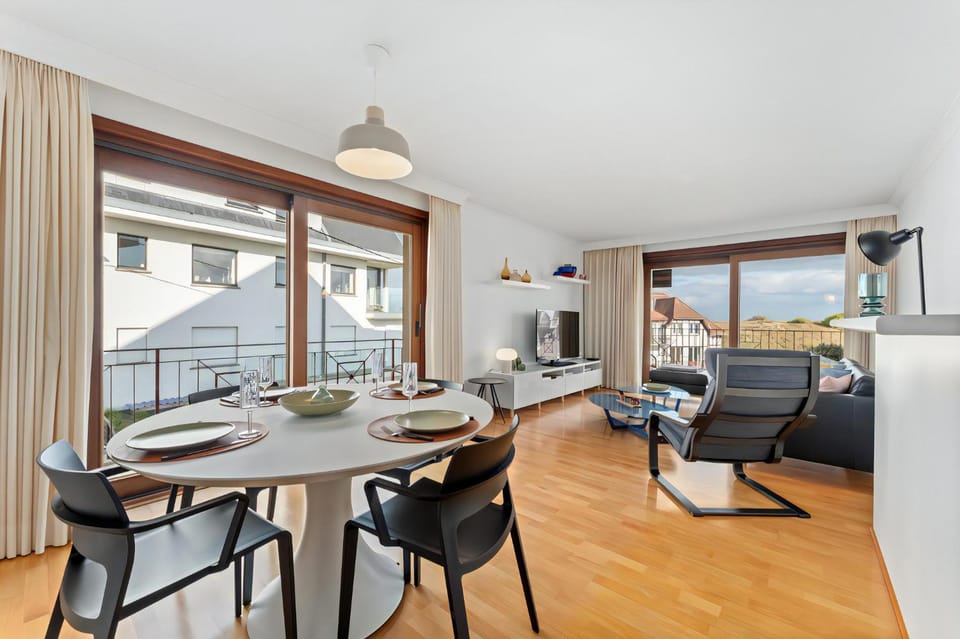 Property building, Kitchen or kitchenette, Living room, Seating area, Dining area