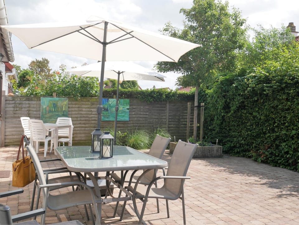 Property building, Patio, Spring, Day, Garden, Garden view