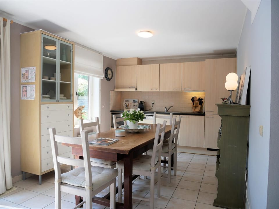 Property building, Kitchen or kitchenette, Dining area, stove