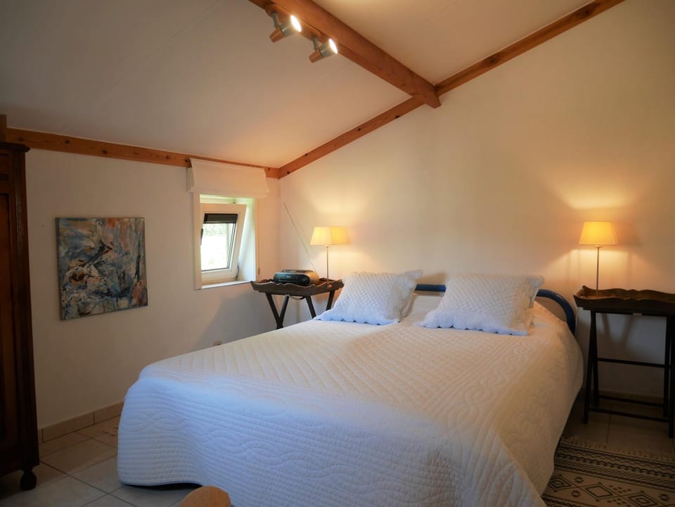 Property building, Bed, Bedroom