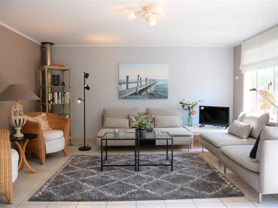 Property building, TV and multimedia, Living room, Seating area