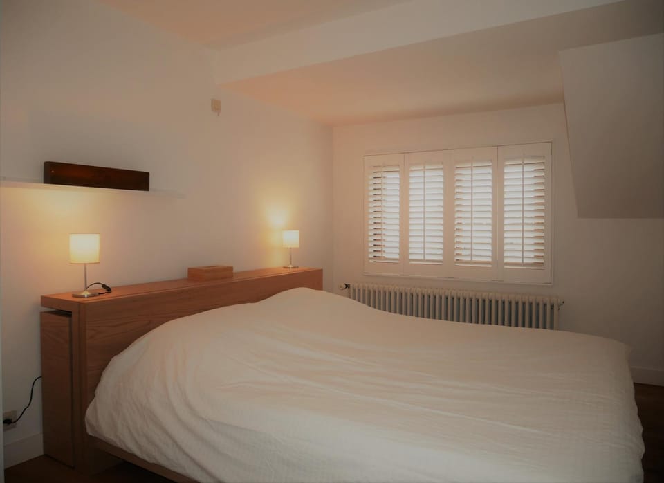 Property building, Bed, Bedroom