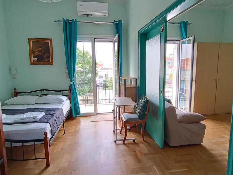 Photo of the whole room, air conditioner