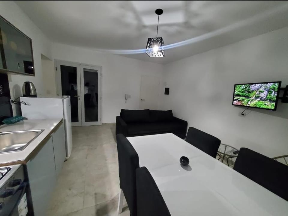 TV and multimedia, Kitchen or kitchenette, Living room, Seating area, Dining area