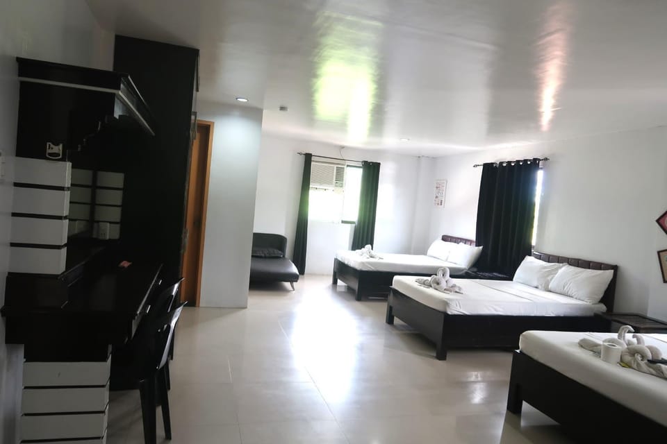 Bed, Photo of the whole room, Seating area, Bedroom, towels, air conditioner