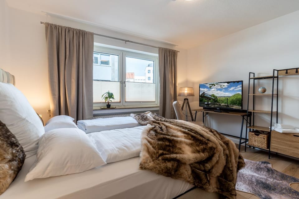 Bed, TV and multimedia, Photo of the whole room, Evening entertainment, Bedroom