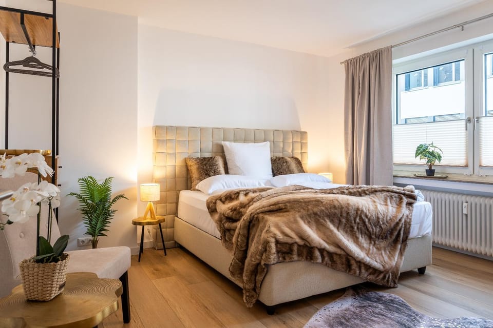 Bed, Living room, Photo of the whole room, Seating area, Bedroom, internet