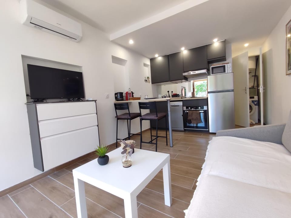 TV and multimedia, Kitchen or kitchenette, Living room, Seating area, Dining area, dishwasher, oven, air conditioner
