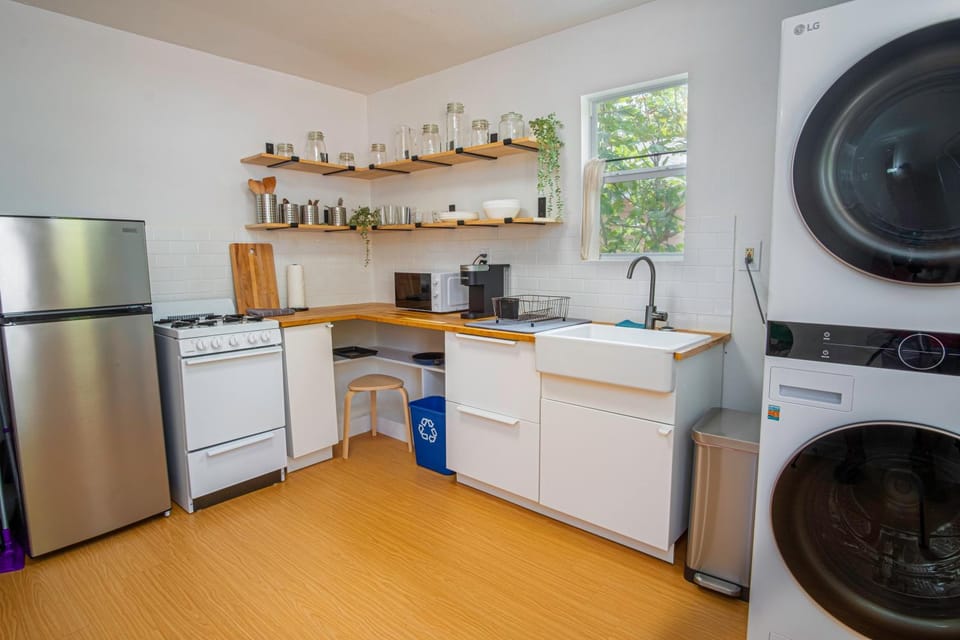 Kitchen or kitchenette, laundry, kitchen