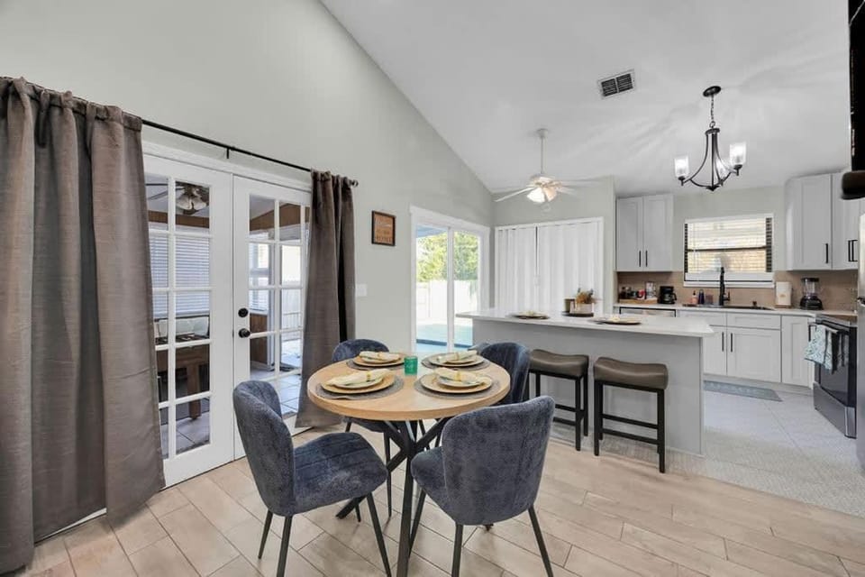 Sunny Retreat near Golf Courses and Mayo Clinic House in Palm Valley