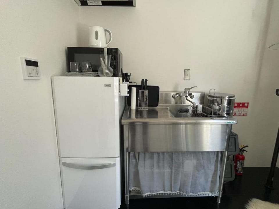 Kitchen or kitchenette, minibar