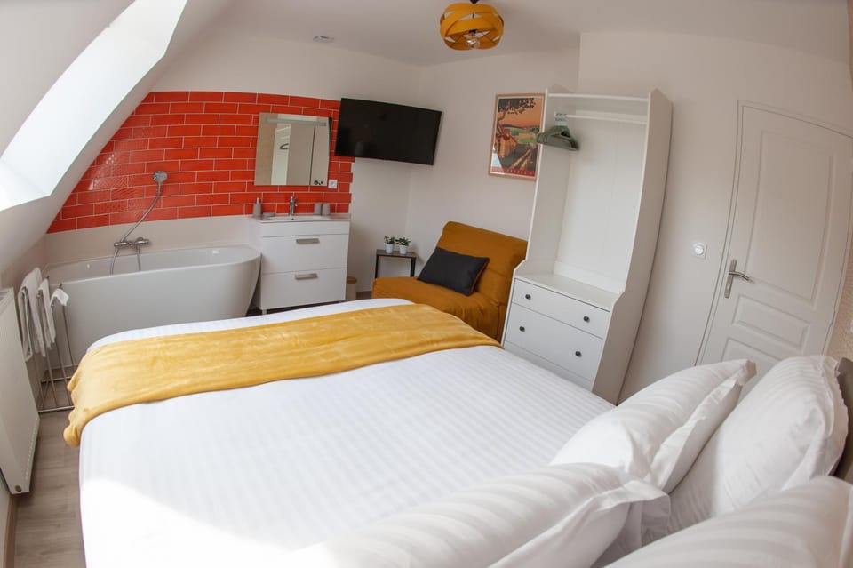 Bed, TV and multimedia, Photo of the whole room, Bedroom, Bath, wardrobe