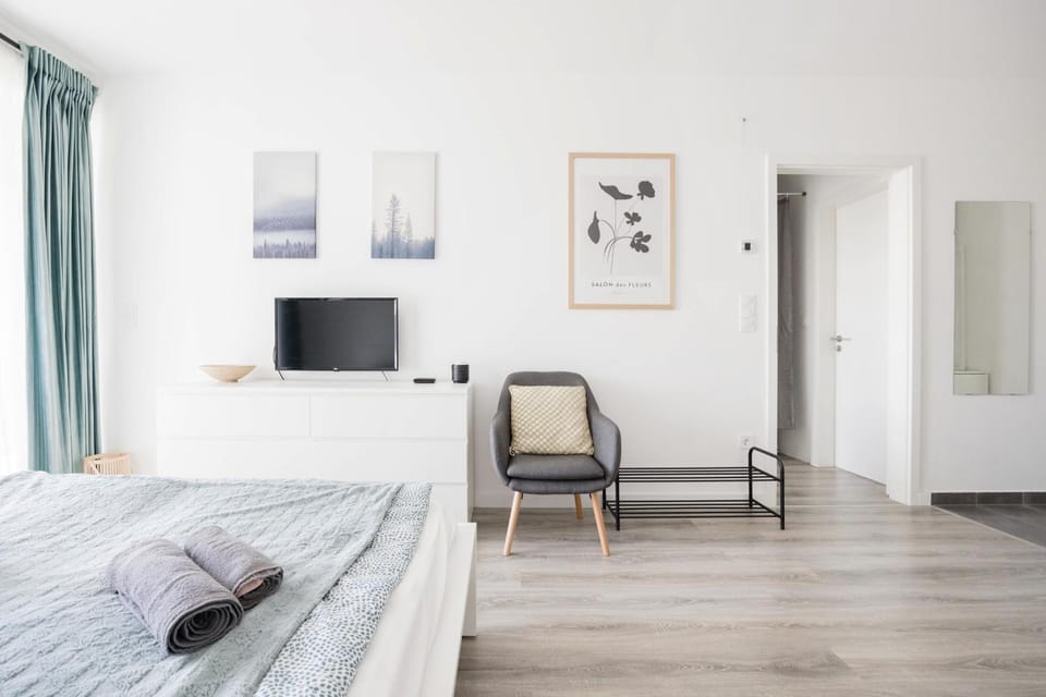 Bed, TV and multimedia, Living room