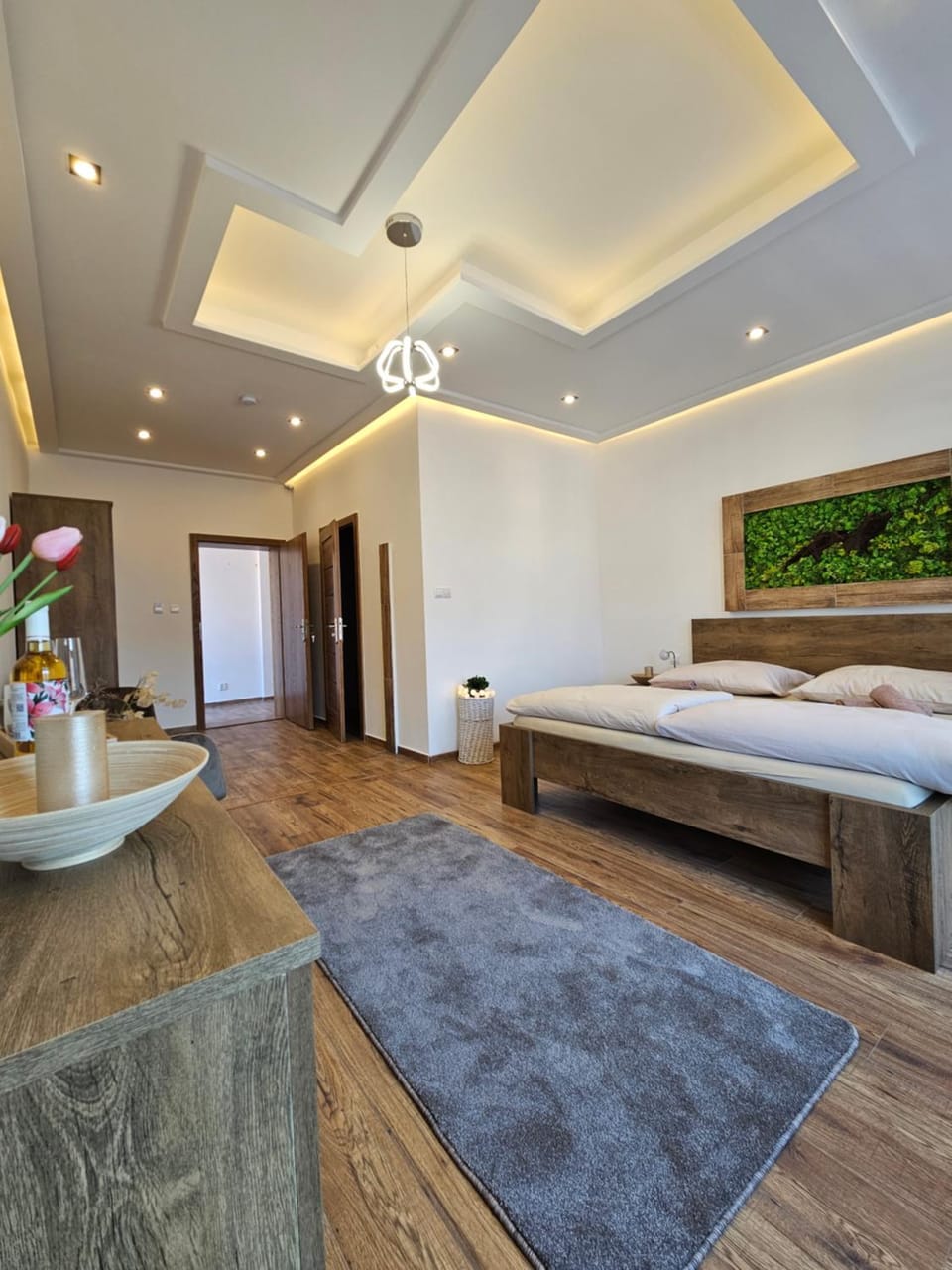 Photo of the whole room, Bedroom