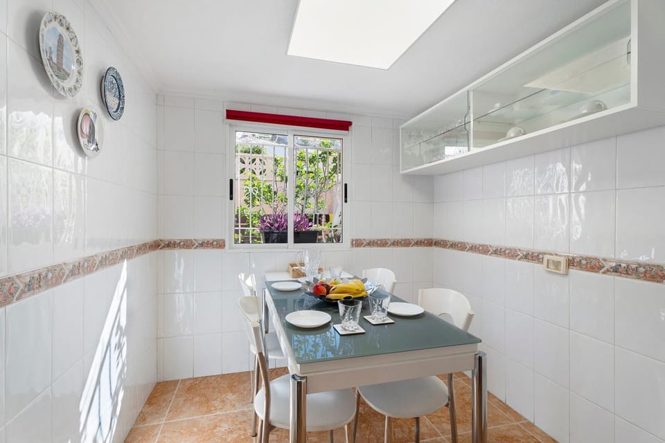 Property building, Kitchen or kitchenette, Living room