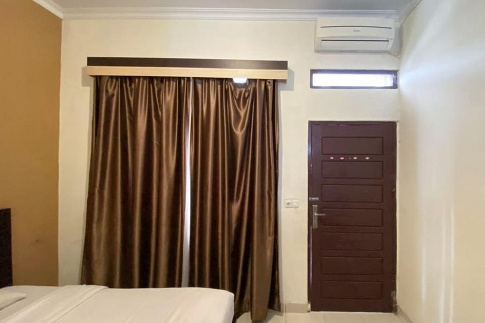 Facade/entrance, Bed, Bedroom