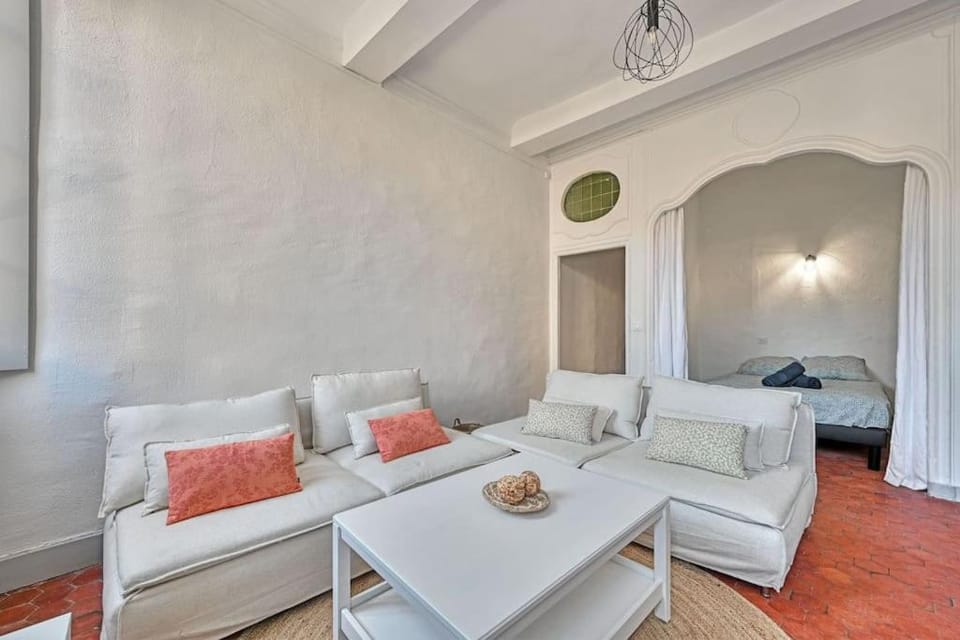 Bed, Living room, Seating area, Bedroom