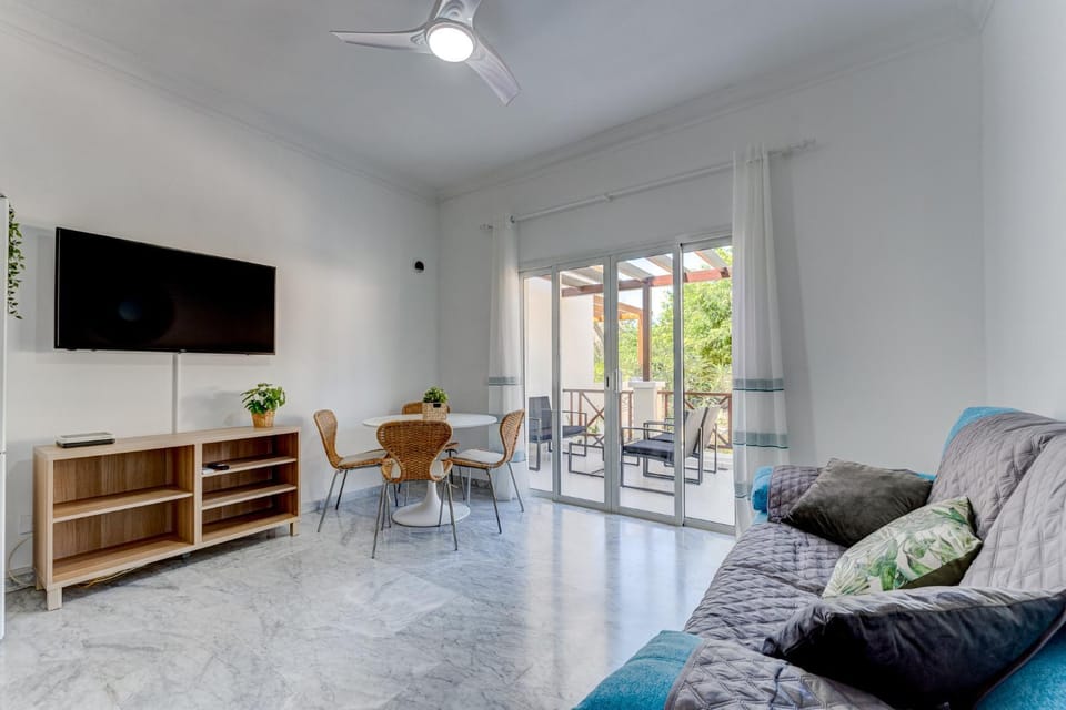 Garden, Balcony/Terrace, Living room, Swimming pool