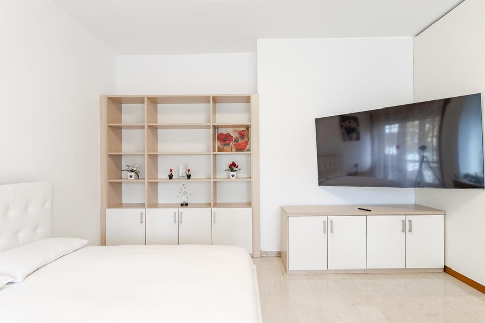 Communal lounge/ TV room, Bed, TV and multimedia, Photo of the whole room, Evening entertainment, Bedroom, wardrobe
