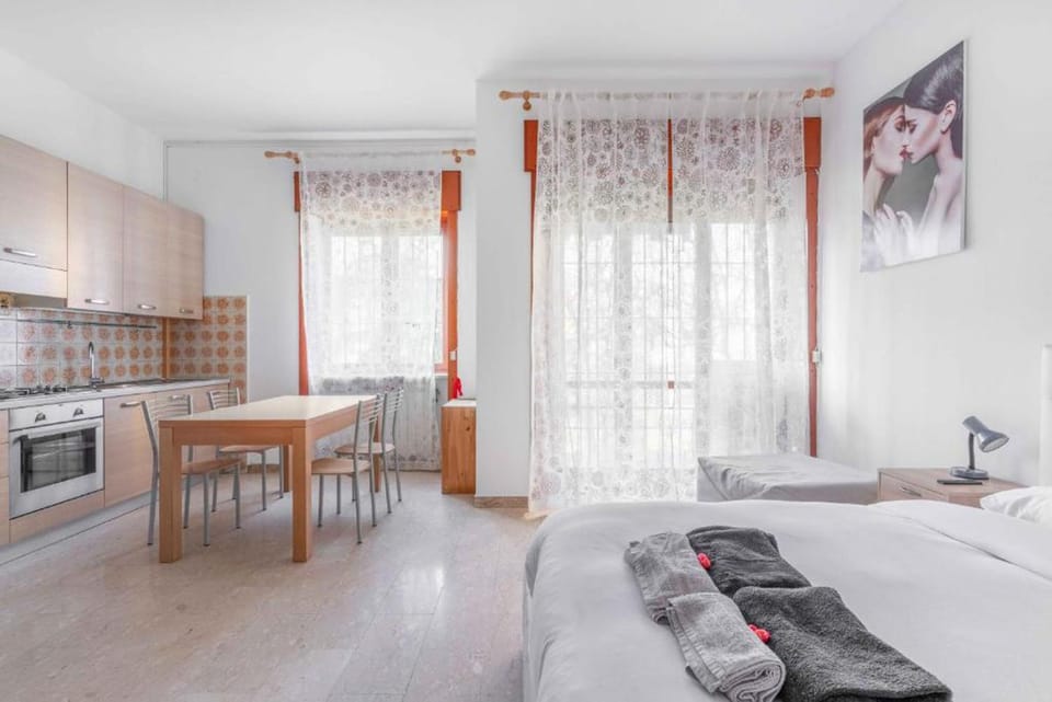 Bed, Kitchen or kitchenette, Living room, Photo of the whole room, Seating area, Dining area, Bedroom, minibar, pet friendly, stove