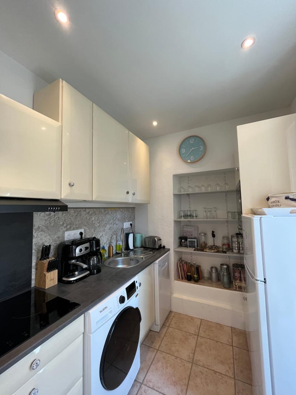 Coffee/tea facilities, oven, stove, kitchen