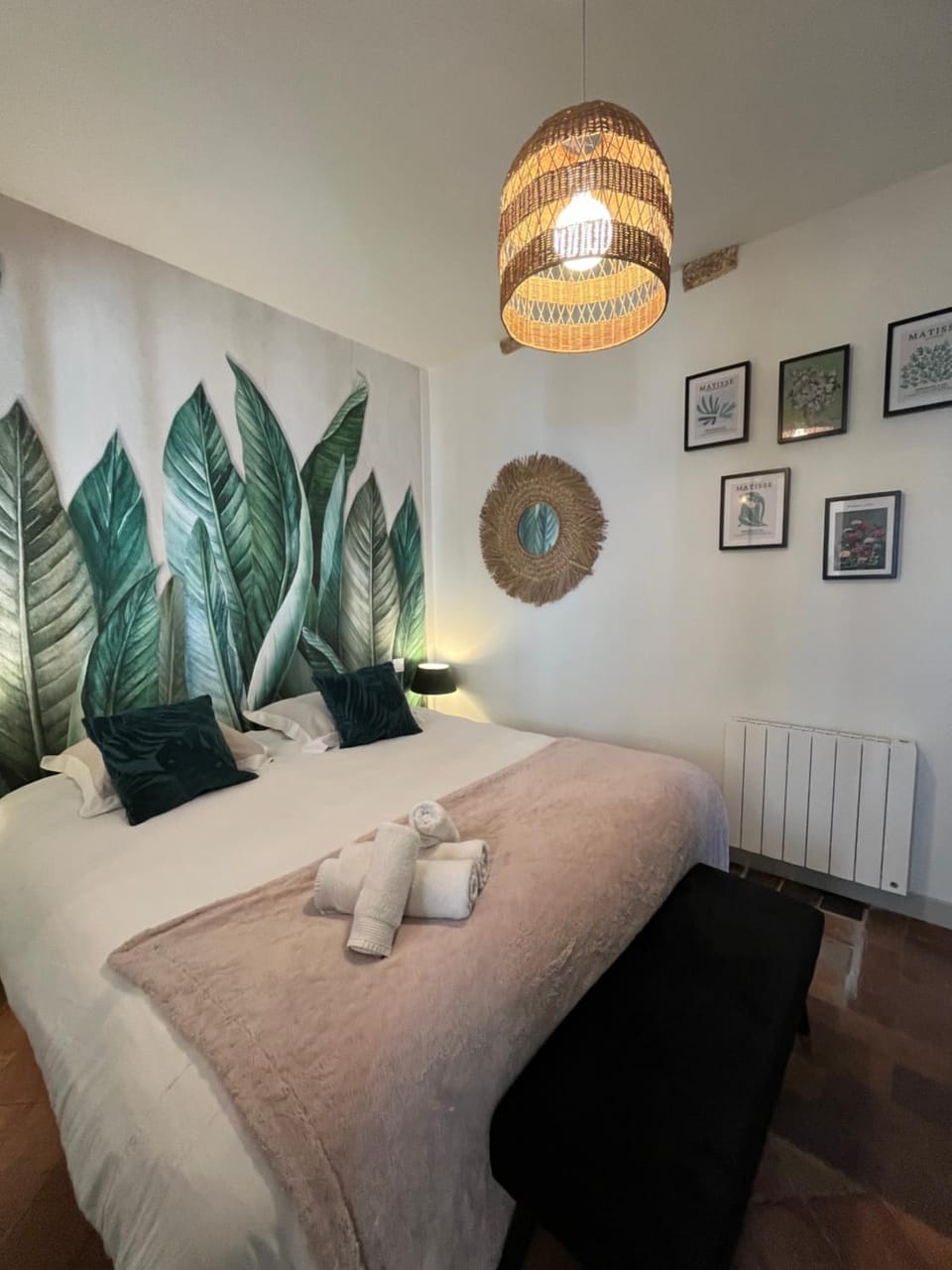 Photo of the whole room, Bedroom