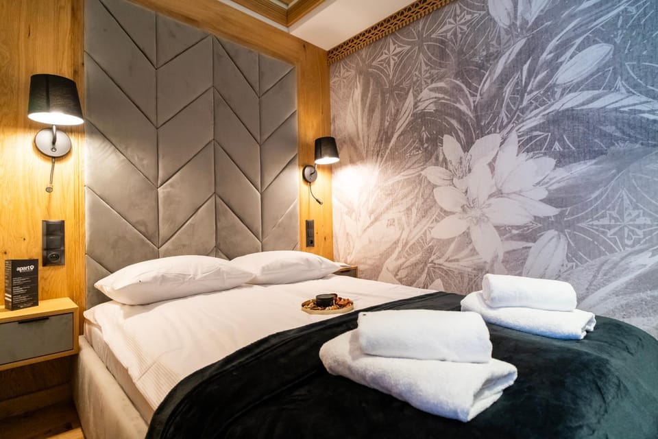 Bed, Bedroom, towels