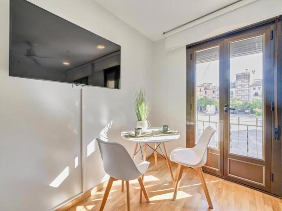 TV and multimedia, Seating area, Dining area