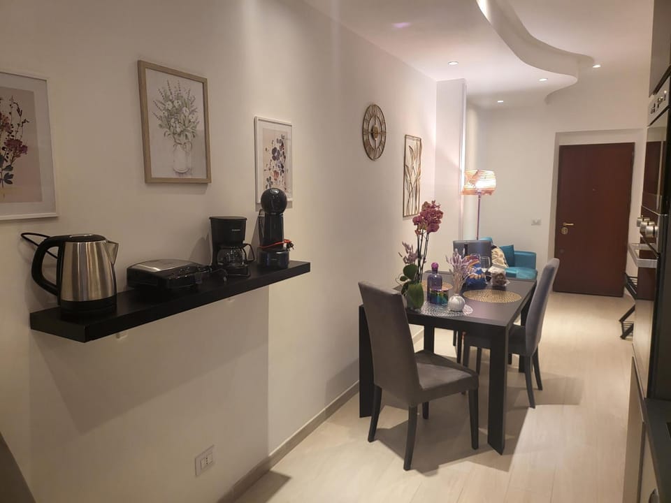 TV and multimedia, Coffee/tea facilities, Kitchen or kitchenette, Living room, Seating area, Dining area, locker