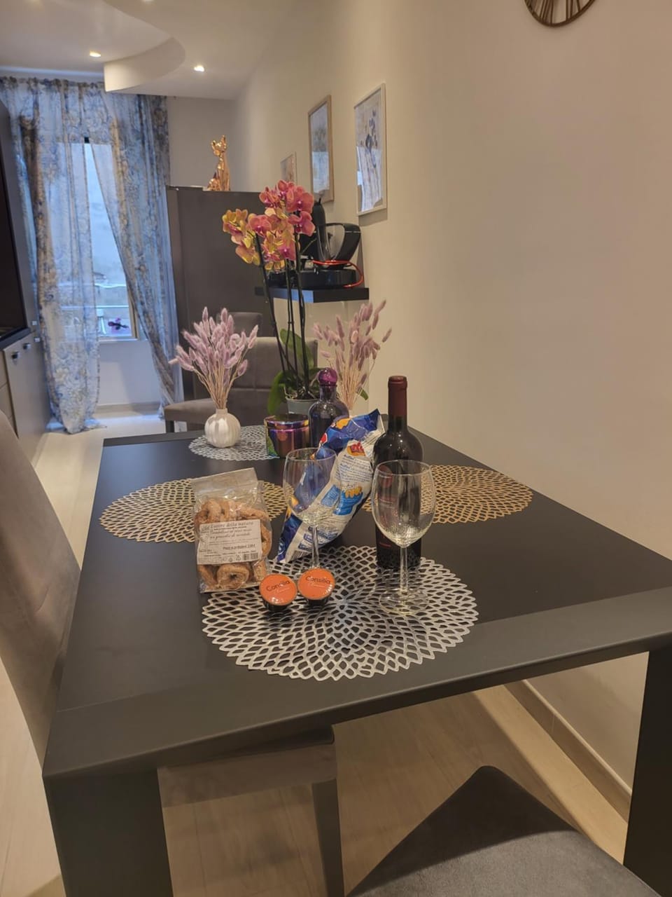 TV and multimedia, Kitchen or kitchenette, Food and drinks, Dining area, Drinks, locker