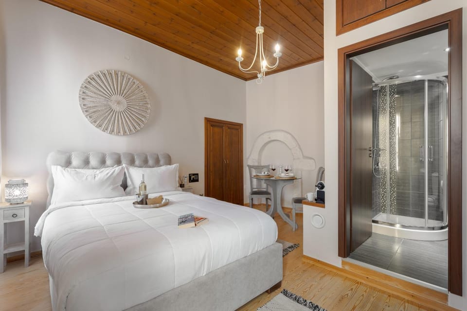 Shower, Toilet, Bed, Bathroom, Photo of the whole room, Decorative detail, Bedroom, towels, wardrobe