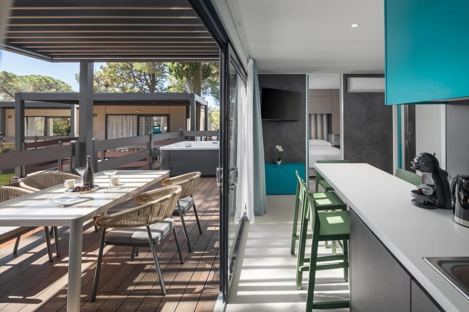 Day, Balcony/Terrace, Living room, Seating area, Dining area