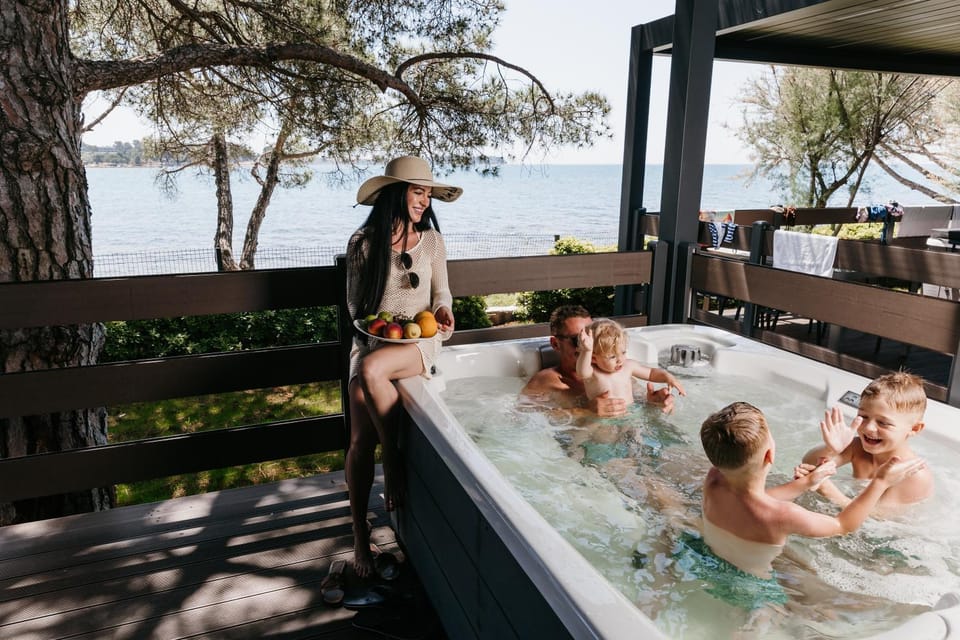 Day, People, Hot Tub, Sea view, children, group of guests