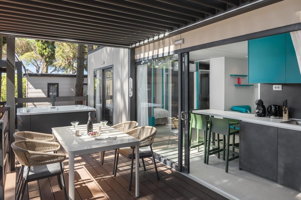 Hot Tub, Balcony/Terrace, Kitchen or kitchenette, Living room, Seating area, Dining area