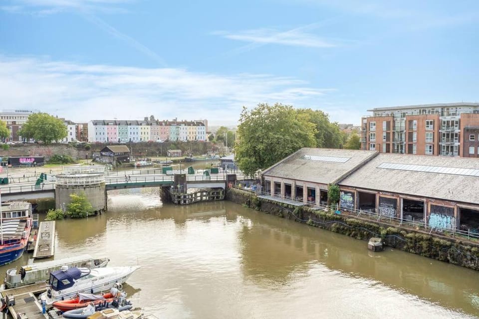 Cosy 2 bed flat in central Bristol on river Avon Apartment in Bristol