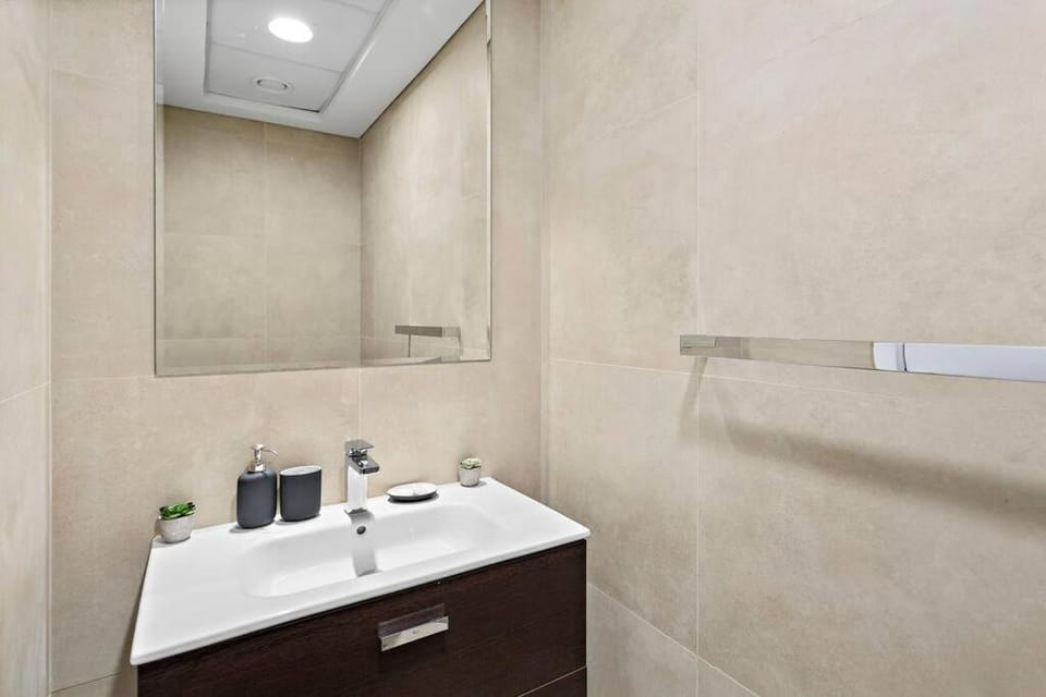 StoneTree - Furnished 2 BR with Maids Room in Dubai Marina Apartment in Dubai
