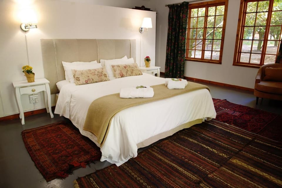 Bed, Seating area, Bedroom